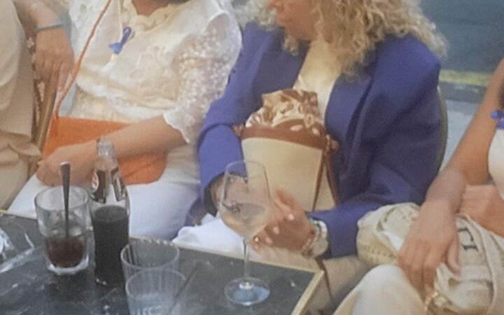 Membres de l’association Cœur de Copains discutant en terrasse lors de l’Apéro solidaire Bleu à Nice