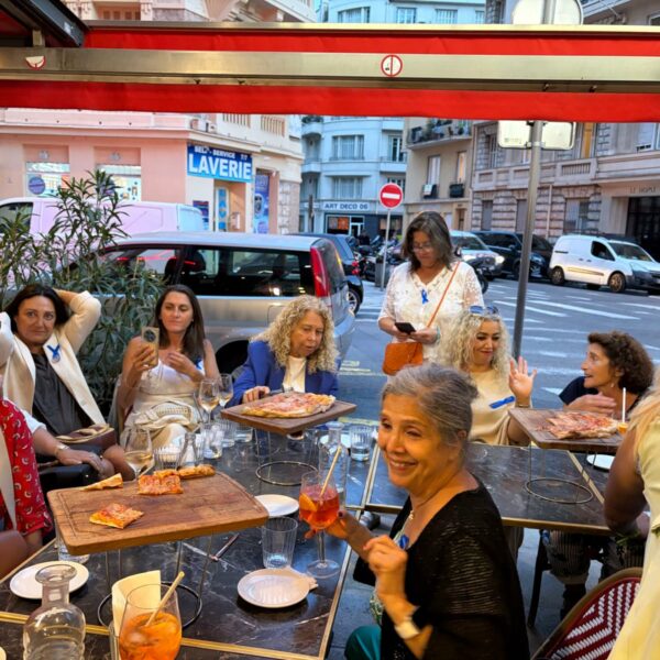 Grande tablée souriante de l’association Cœur de Copains en terrasse au Rossini à Nice