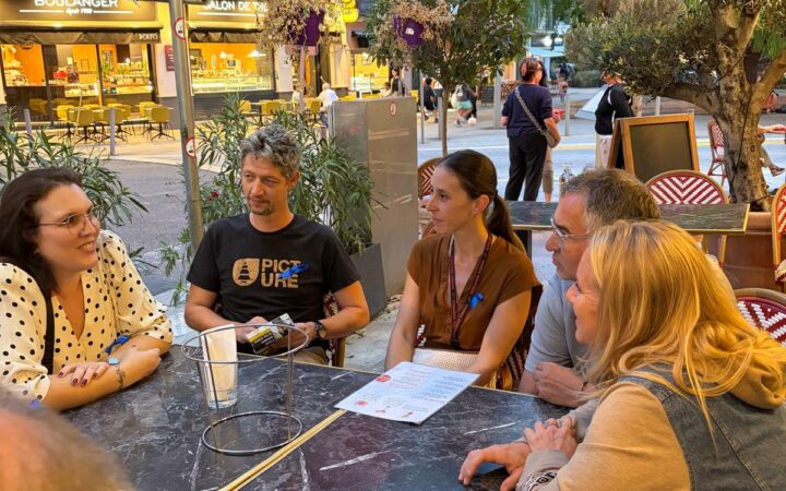 Adhérents et amis de Cœur de Copains réunis autour d’une table lors de l’Apéro solidaire Bleu