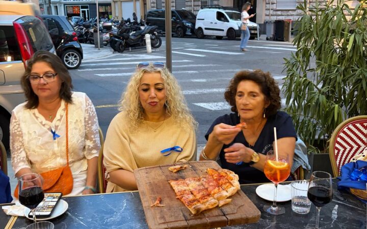 Participantes de l’Apéro solidaire Bleu à Nice, soirée de sensibilisation aux douleurs chroniques invisibles