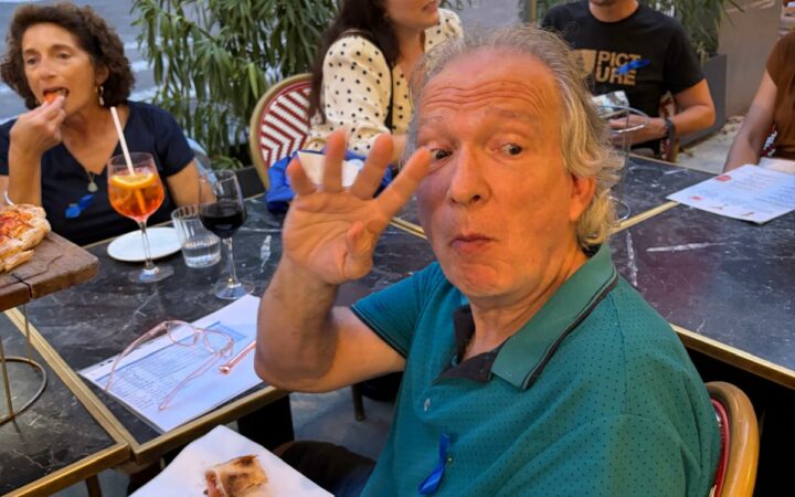 Participant souriant lors de l’Apéro solidaire Bleu de Cœur de Copains au Rossini