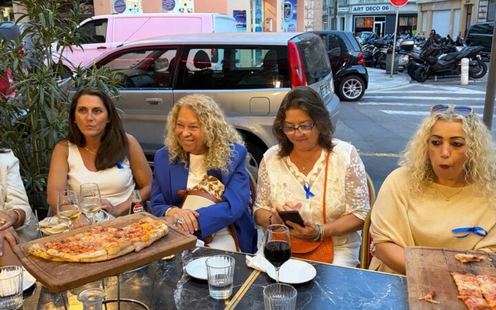 Moment convivial entre copains en terrasse lors de l’apéro solidaire de l’association à Nice